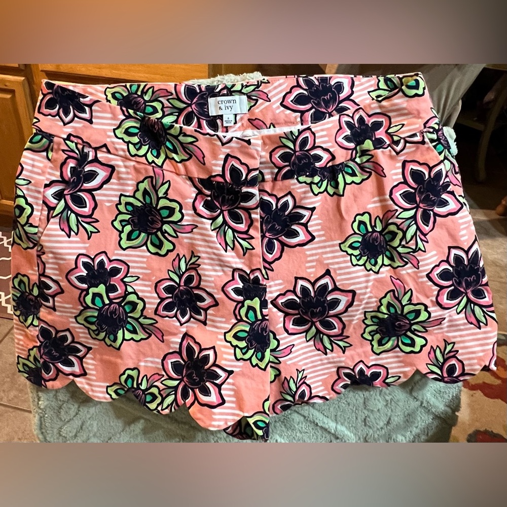 Crown & Ivy Scallop Hem Size 8
